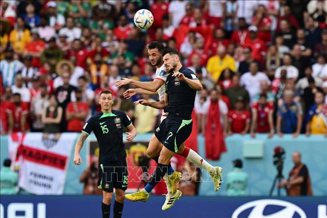 Pha tranh bóng bổng giữa hậu vệ Montassar Talbi (giữa) của Tunisia và tiền đạo Mathew Leckie của Australia. Ảnh: AFP/TTXVN