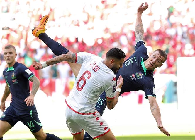 Pha tranh bóng quyết liệt của các cầu thủ 2 đội trong trận đấu. Ảnh: THX/TTXVN