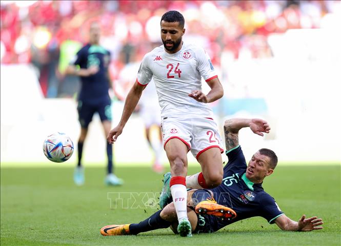 Ali Abdi (trái) của Tunisia tranh bóng với Mitchell Duke của Australia. Ảnh: THX/TTXVN