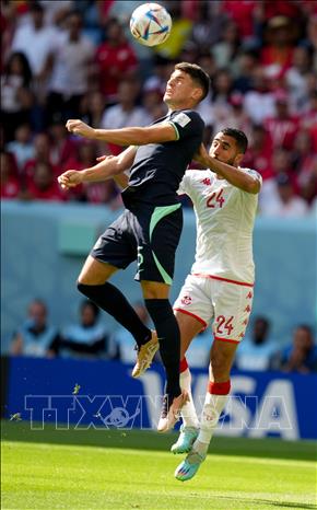 Pha không chiến giữa Fran Karacic (trái) của Australia và Ali Abdi của Tunisia. Ảnh: THX/TTXVN