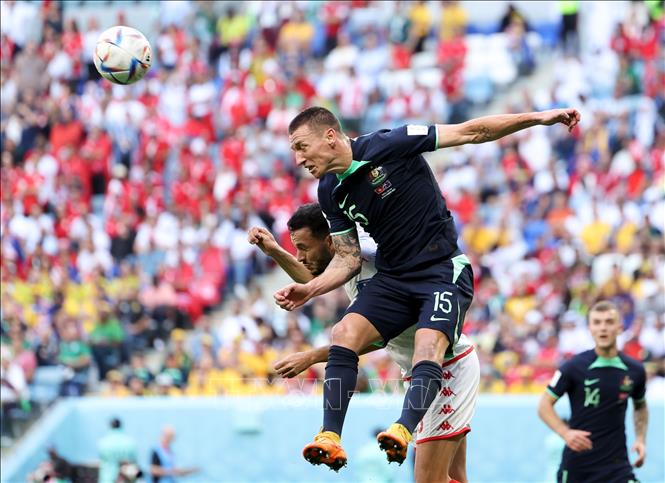 Pha không chiến giữa Mitchell Duke (trên) của Australia và Montassar Talbi của Tunisia. Ảnh: THX/TTXVN