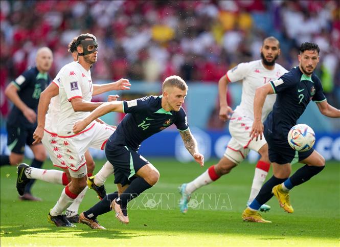 Pha tranh bóng của các cầu thủ 2 đội trong trận đấu. Ảnh: THX/TTXVN