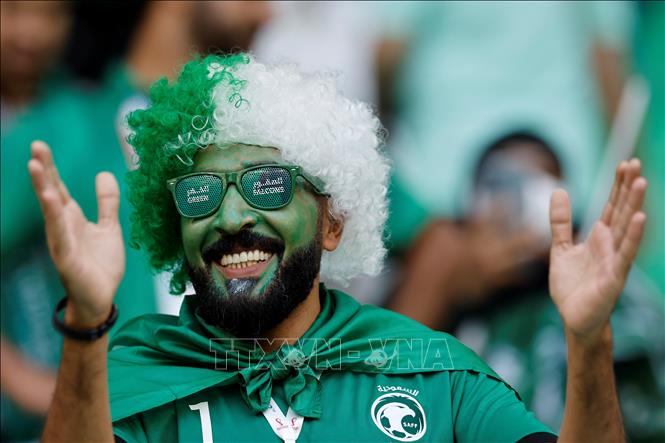 Cổ động viên Saudi Arabia cổ vũ đội nhà. Ảnh: AFP/ TTXVN