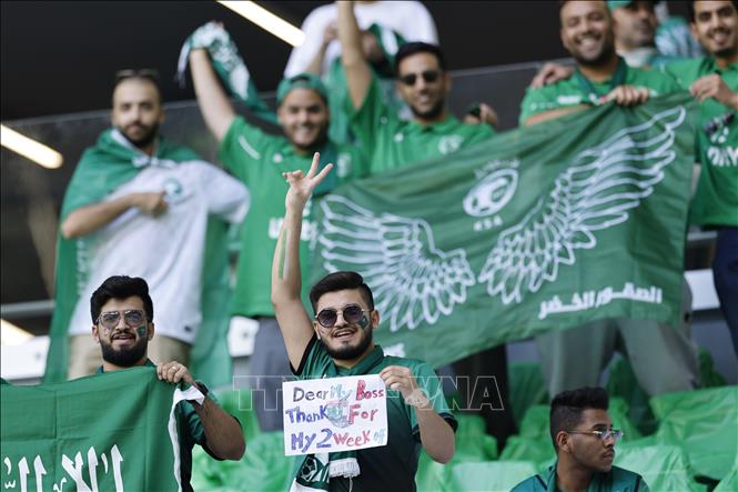 Cổ động viên Saudi Arabia cổ vũ đội nhà. Ảnh: AFP/ TTXVN