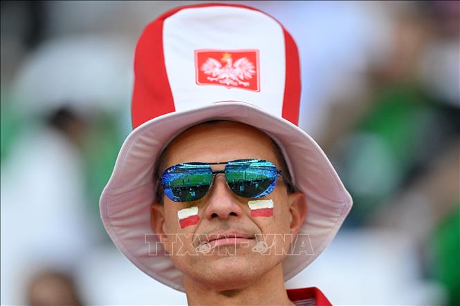 Cổ động viên Ba Lan cổ vũ đội nhà. Ảnh: AFP/ TTXVN