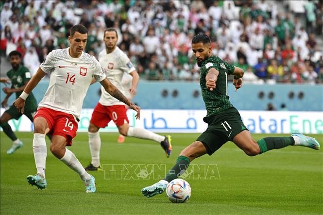 Saudi Arabia nhập cuộc tự tin. Đội bóng châu Á chủ động pressing quyết liệt và sẵn sàng đua tốc độ với các cầu thủ Ba Lan. Trong ảnh: Pha xử lý bóng của tiền đạo Saudi Arabia Saleh Al-Shehri (phải). Ảnh: AFP/ TTXVN