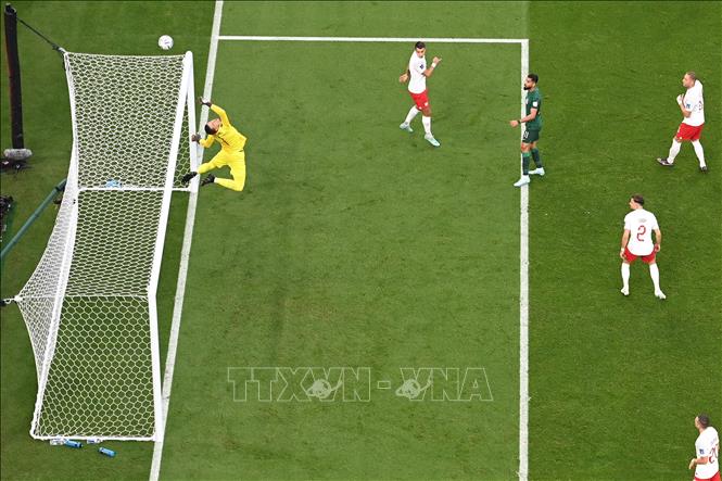 Kanno (Saudi Arabia) tung cú dứt điểm uy lực ngay sát vòng cấm địa, rất may thủ thành Ba Lan Wojciech Szczesny (trái) đã phản xạ kịp thời và đẩy bóng ra biên. Ảnh: AFP/ TTXVN