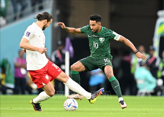 Pha tranh bóng giữa Salem Aldawsari (Saudi Arabia) và Grzegorz Krychowiak (Ba Lan). Ảnh: THX/ TTXVN