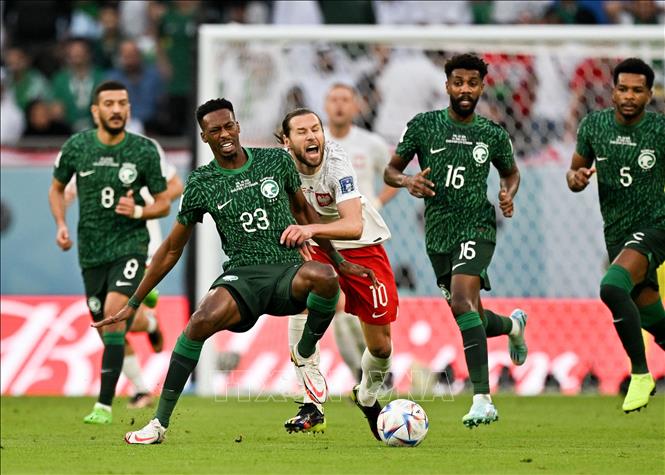 Pha tranh bóng giữa Mohamed Kanno (Saudi Arabia) và Grzegorz Krychowiak (Ba Lan). Ảnh: THX/ TTXVN