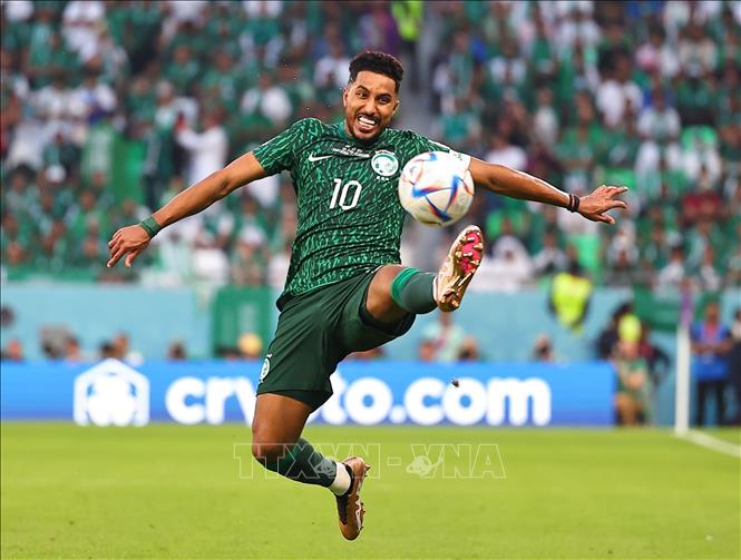 Pha xử lý bóng kỹ thuật của Salem Aldawsari, đội tuyển Saudi Arabia. Ảnh: THX/ TTXVN