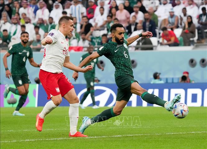 Pha tranh bóng giữa Przemyslaw Frankowski (Ba Lan) và Mohammed Alburayk (Saudi Arabia). Ảnh: THX/ TTXVN