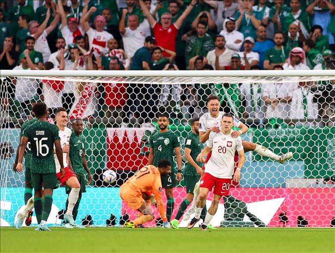 Cầu thủ Piotr Zielinski (số 20) ăn mừng cùng đồng đội sau khi ghi bàn mở tỉ số cho Ba Lan. Ảnh: THX/ TTXVN