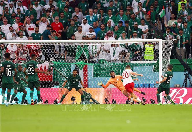 Pha lập công mở tỉ số trận đấu của cầu thủ Ba Lan Piotr Zielinski (số 20). Ảnh: THX/ TTXVN