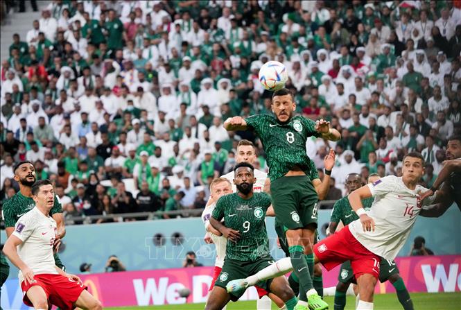 Pha nhảy cao đánh đầu của tiền vệ Saudi Arabia Abdulelah Almalki. Ảnh: THX/ TTXVN