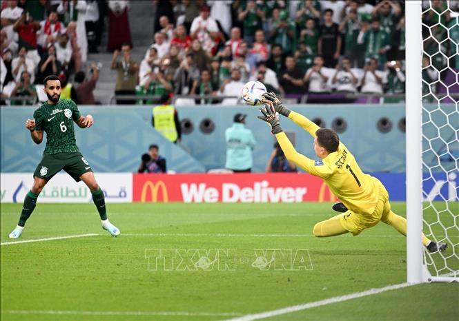 Pha cứu thua xuất sắc của thủ thành Ba Lan Wojciech Szczesny (phải). Ảnh: THX/ TTXVN