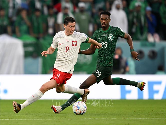 Pha tranh bóng giữa Robert Lewandowski (trái) tuyển Ba Lan và Mohamed Kanno tuyển Saudi Arabia. Ảnh: THX/ TTXVN