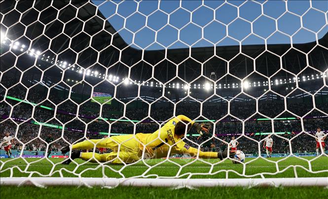 Thủ môn Wojciech Szczesny của Ba Lan xuất sắc cản phá cú sút phạt đền của Salem Al-Dawsari và cú đá bồi của Mohammed Al-Breik để bảo toàn tỷ số 1-0 cho Ba Lan trước khi hiệp 1 kết thúc. Ảnh: THX/ TTXVN