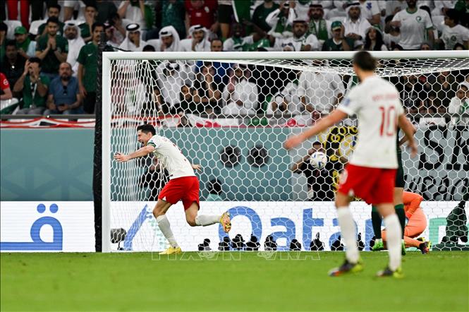 Tiền đạo đội trưởng Robert Lewandowski (trái) ăn mừng bàn thắng ấn định tỷ số 2-0 cho Ba Lan. Ảnh: THX/ TTXVN