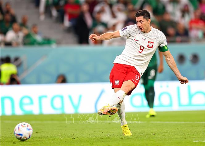 Tiền đạo đội trưởng Robert Lewandowski ghi bàn thắng ấn định tỷ số 2-0 cho Ba Lan. Ảnh: THX/ TTXVN