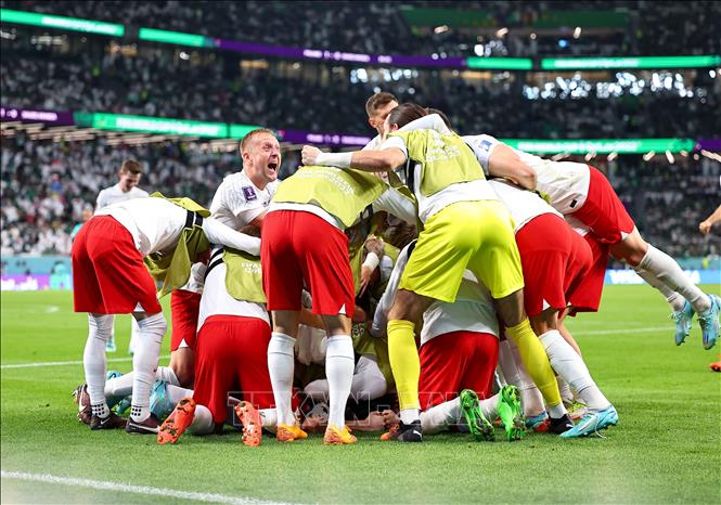 Các cầu thủ Ba Lan ăn mừng bàn thắng ấn định tỷ số 2-0 của tiền đạo đội trưởng Robert Lewandowski. Ảnh: THX/ TTXVN