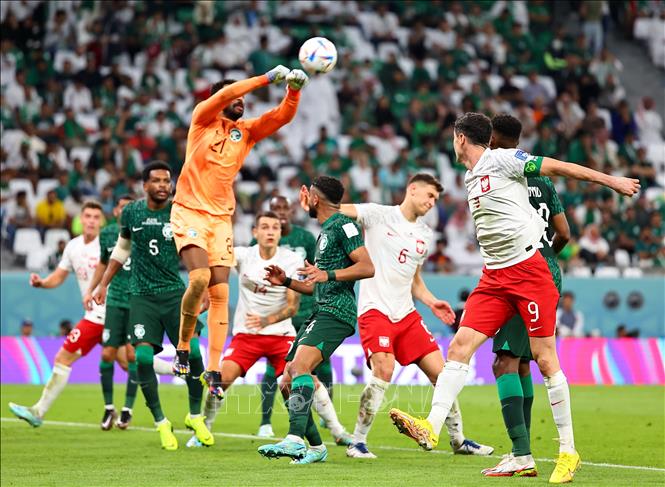 Pha đẩy bóng cứu nguy của thủ thành Saudi Arabia Mohammed Alowais. Ảnh: THX/ TTXVN