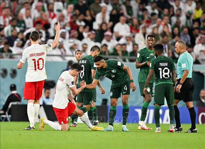 Abdulelah Alamri (thứ 4, phải) tuyển Saudi Arabia hỗ trợ Robert Lewandowski (thứ 2, trái) tuyển Ba Lan sau một pha va chạm. Ảnh: THX/ TTXVN