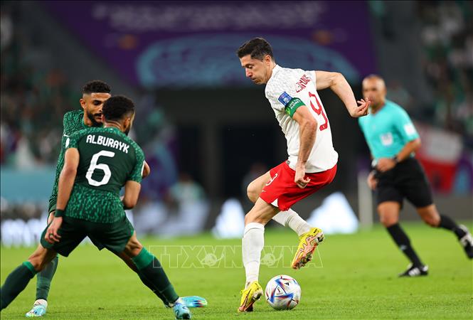 Tiền đạo đội trưởng Ba Lan Robert Lewandowski (phải) khéo léo kiểm soát bóng trước các cầu thủ Saudi Arabia. Ảnh: THX/ TTXVN