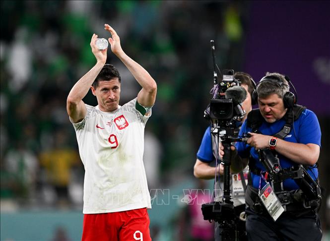 Tiền đạo đội trưởng Ba Lan Robert Lewandowski mừng chiến thắng sau khi tiếng còi kết thúc trận đấu vang lên. Ảnh: THX/ TTXVN