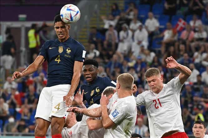 Trong ảnh: Pha bật cao đánh đầu của hậu vệ Pháp Raphael Varane (số 4), đưa bóng về khung thành Đan Mạch. Ảnh: AFP/TTXVN