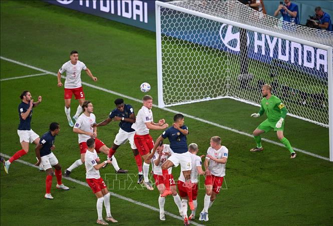 Trong ảnh: Tiền vệ Đan Mạch Mathias Jensen (số 7) đánh đầu phá bóng. Ảnh: AFP/TTXVN