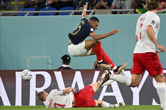 Trong ảnh: Tiền đạo Pháp Kylian Mbappe (phía trên) trong pha tranh bóng với hậu vệ Đan Mạch Rasmus Kristensen (phía dưới). Ảnh: AFP/TTXVN