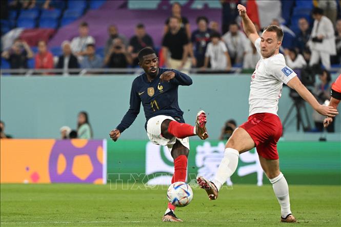 Trong ảnh: Tiền đạo Pháp Ousmane Dembele (trái) tranh bóng với tiền vệ Đan Mạch Christian Eriksen. Ảnh: AFP/TTXVN