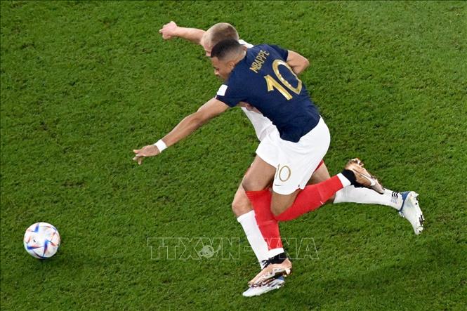 Trong ảnh: Tiền đạo Pháp Kylian Mbappe (số 10) tranh bóng với hậu vệ Đan Mạch Rasmus Kristensen. Ảnh: AFP/TTXVN