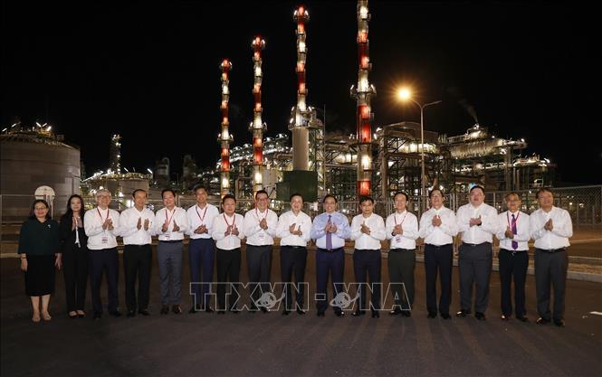 Prime Minister Pham Minh Chinh and delegates visits the port cluster – specialized tanks and a central utilities plant. VNA Photo: Dương Giang