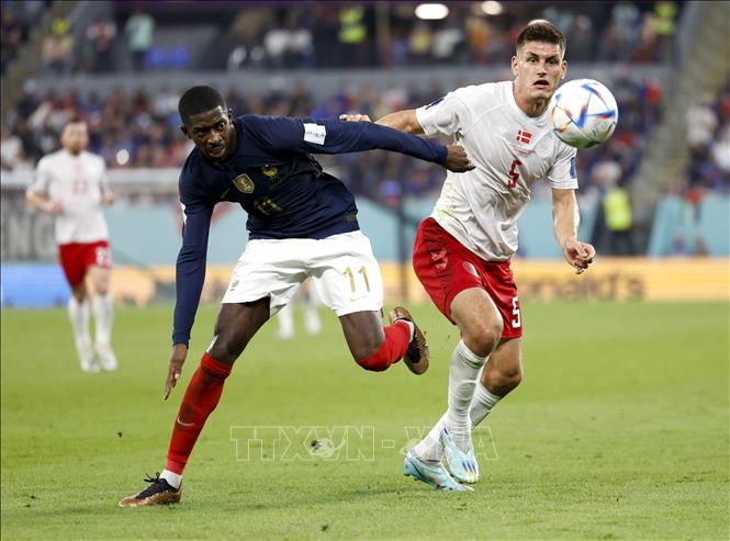 Trong ảnh: Pha tranh bóng giữa tiền đạo Pháp Ousmane Dembele (trái) và Joakim Maehle của Đan Mạch. Ảnh: THX/TTXVN