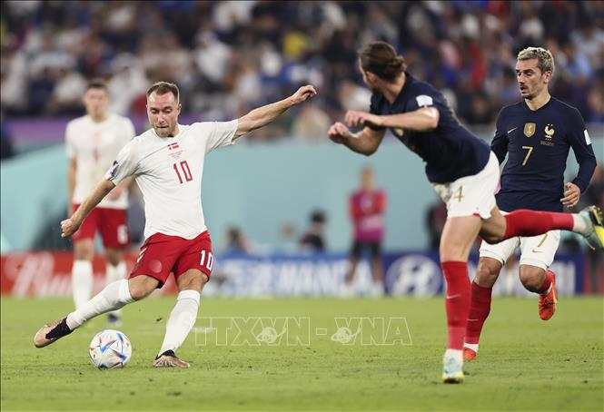 Trong ảnh: Tiền vệ Christian Eriksen (trái) của Đan Mạch sút bóng trước sự cản phá của các tuyển thủ Pháp. Ảnh: THX/TTXVN