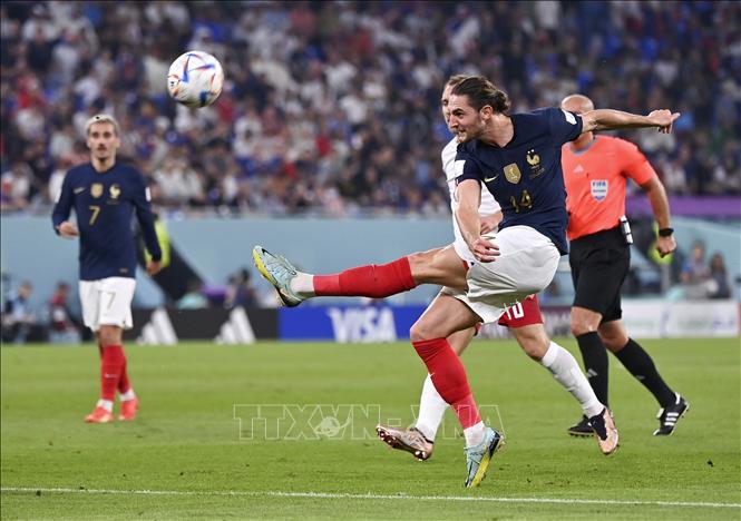 Trong ảnh: Tiền vệ Christian Eriksen (số 14) của Pháp nỗ lực kiểm soát bóng trước sự đeo bám của các tuyển thủ Đan Mạch. Ảnh: THX/TTXVN