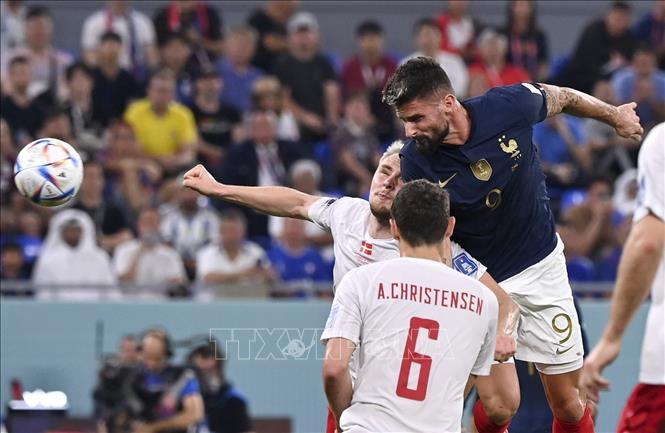 Trong ảnh: Tiền đạo Olivier Giroud (số 9) của Pháp bật cao đánh đầu trước sự đeo bám của các tuyển thủ Đan Mạch. Ảnh: THX/TTXVN