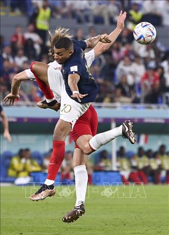 Trong ảnh: Pha tranh bóng quyết liệt giữa tiền đạo Kylian Mbappe (số 10) của Pháp với tuyển thủ Đan Mạch. Ảnh: THX/TTXVN