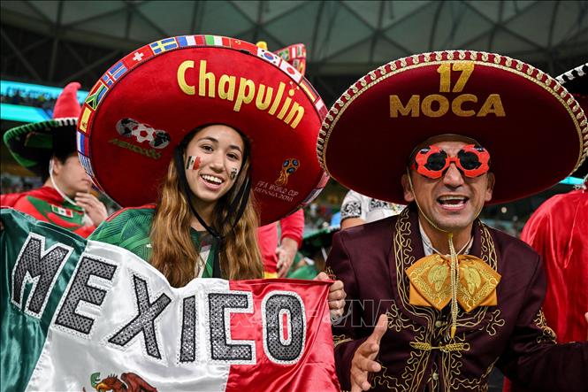 Các cổ động viên đội tuyển Mexico trước trận đấu với Argentina. Ảnh: AFP/TTXVN
