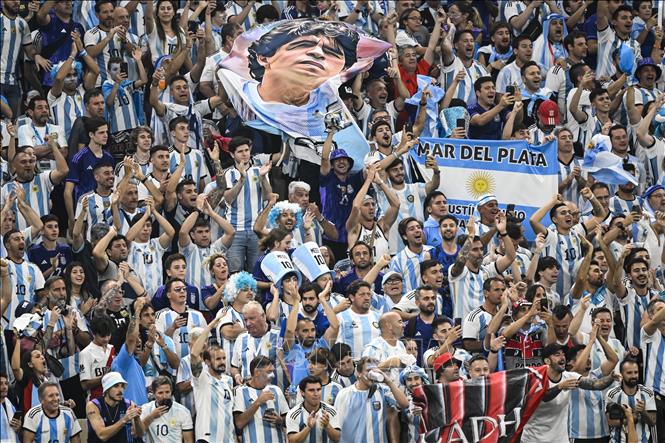 Các cổ động viên đội tuyển Argentina trước trận đấu với Mexico. Ảnh: AFP/TTXVN