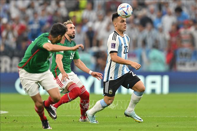 Trung vệ Mexico Hector Herrera (giữa) tranh bóng với các cầu thủ Argentina. Ảnh: AFP/TTXVN