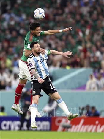 Cầu thủ Argentina Messi (phải) tranh bóng bổng với Hector Moreno của đội tuyển Mexico. Ảnh: AFP/TTXVN