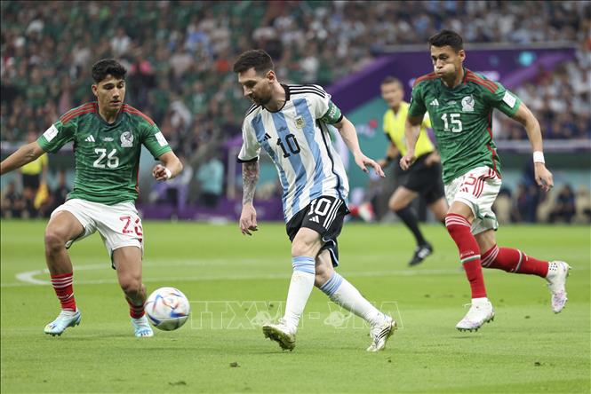 Cầu thủ Lionel Messi (giữa) đi bóng trước các cầu thủ đội tuyển Mexico. Ảnh: THX/TTXVN