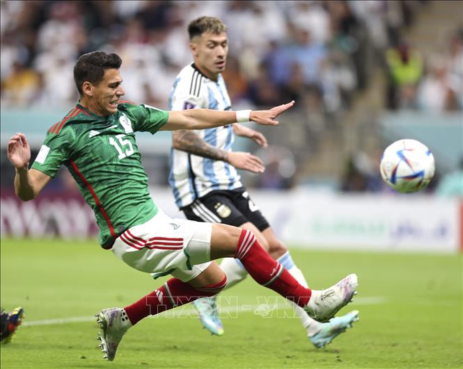 Cầu thủ Hector Moreno (trái) của Mexico khống chế bóng trong trận đấu. Ảnh: THX/TTXVN