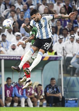 Cầu thủ Argentina Nicolas Otamendi (số 19) nhẩy cao đánh đầu trong trận đấu. Ảnh: THX/TTXVN