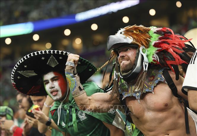 Các cổ động viên Mexico trong trận đấu với Argentina. Ảnh: THX/TTXVN