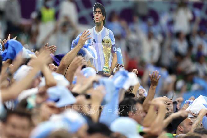 Ảnh chân dung huyền thoại Argentina Diego Maradona trân khán đài SVĐ Lusail. Ảnh: THX/TTXVN