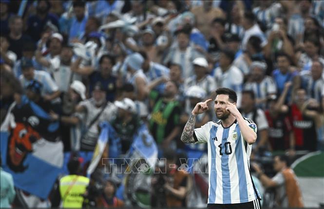 Cầu thủ Lionel Messi tỏa sáng giúp đội tuyển Argentina giữ hy vọng đi tiếp. Ảnh: THX/TTXVN