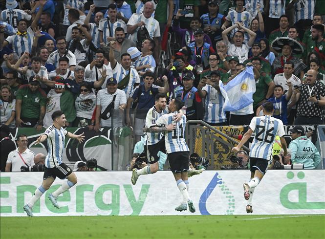 Các cầu thủ Argentina ăn mừng bàn thắng vào lưới đối thủ Mexico. Ảnh: THX/TTXVN